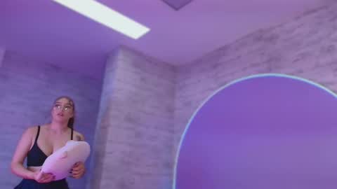 Snapshot of giaa_ross chatting on 02-12-26, 07:42 Gia online show from 02-12-26, 07:42