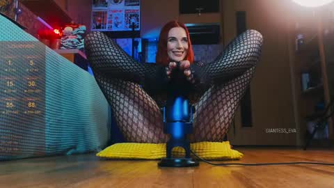Snapshot of giantess_eva chatting on 01-10-25, 07:35 Eva online show from 01-10-25, 07:35