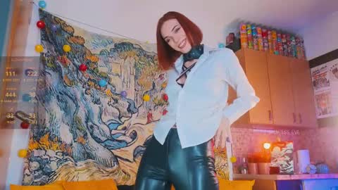 Snapshot of giantess_eva chatting on 03-09-25, 12:21 Eva online show from 03-09-25, 12:21