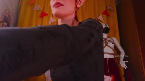 Snapshot of giantess_eva chatting on 10-28-25, 05:15 Eva online show from 10-28-25, 05:15