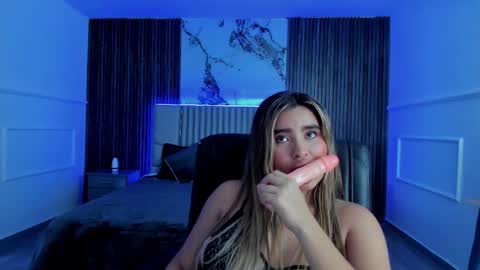 Snapshot of gigiidoll chatting on 01-22-25, 05:17 Gigi Doll online show from 01-22-25, 05:17