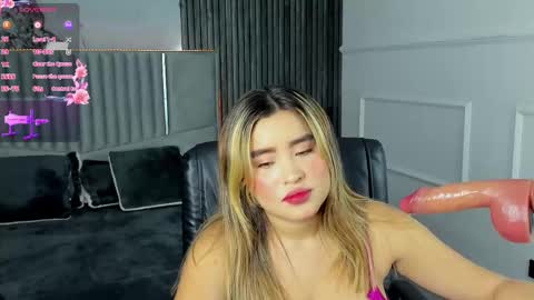 Snapshot of gigiidoll chatting on 02-25-25, 12:03 Gigi Doll online show from 02-25-25, 12:03