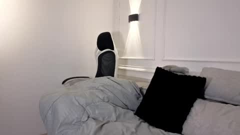 Giigii Hadid  online show from 05-23-26, 07:51