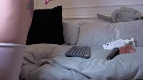 Giigii Hadid  online show from 06-10-26, 07:35
