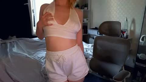 Snapshot of gimmergirls_ chatting on 07-05-26, 02:07 Klara online show from 07-05-26, 02:07