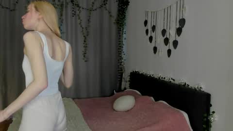 Snapshot of gin_yoon chatting on 05-21-26, 06:42 Gin online show from 05-21-26, 06:42