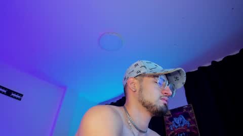 Snapshot of giomar_reyes chatting on 12-24-24, 07:39 GIOMAR REYES online show from 12-24-24, 07:39