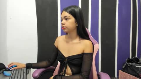 girl_princess18 online show from 12-22-25, 02:03