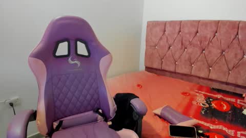 girl_princess18 online show from 04-28-26, 09:20
