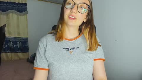 Snapshot of girlsativa chatting on 12-19-24, 03:18 Maze    Thumbs up online show from 12-19-24, 03:18