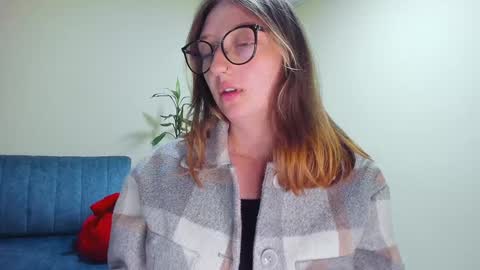 Snapshot of girlsativa chatting on 01-09-25, 01:50 Maze    Thumbs up online show from 01-09-25, 01:50