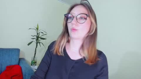 Snapshot of girlsativa chatting on 01-10-25, 02:14 Maze    Thumbs up online show from 01-10-25, 02:14