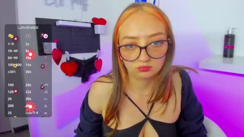 Snapshot of girlsativa chatting on 10-17-25, 06:43 Maze    Thumbs up online show from 10-17-25, 06:43