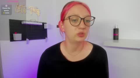 Snapshot of girlsativa chatting on 10-22-25, 03:23 Maze    Thumbs up online show from 10-22-25, 03:23