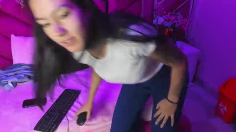 Snapshot of gisell_squirt chatting on 10-15-25, 11:43 gisell_squirt online show from 10-15-25, 11:43