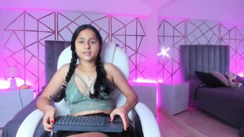 Snapshot of giselle_roldan chatting on 02-17-25, 11:44 GISELLE ROLDAN online show from 02-17-25, 11:44