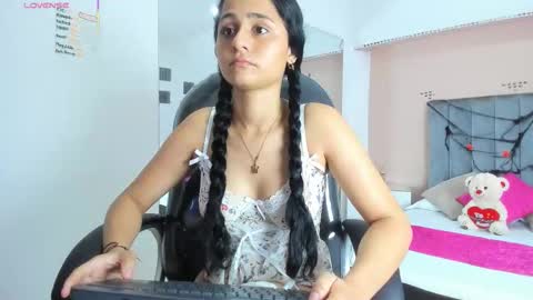 Snapshot of giselle_roldan chatting on 10-25-25, 04:31 GISELLE ROLDAN online show from 10-25-25, 04:31