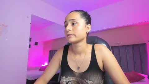 Snapshot of giselle_roldan chatting on 04-01-26, 04:13 GISELLE ROLDAN online show from 04-01-26, 04:13