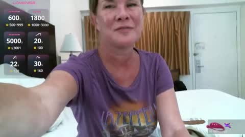 Snapshot of glam_cat chatting on 10-06-25, 03:37 Gwendolyn online show from 10-06-25, 03:37