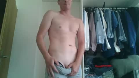 Snapshot of glen_1987 chatting on 08-10-26, 06:28 Mike 1987 online show from 08-10-26, 06:28