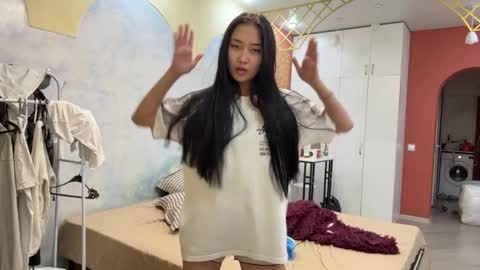 Mia online show from 04-12-26, 11:04