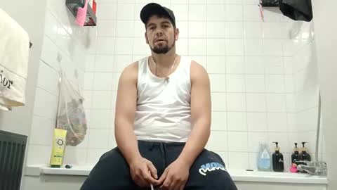 Snapshot of glitch117485 chatting on 11-16-25, 09:42 glitch117485 online show from 11-16-25, 09:42