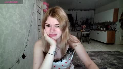 Snapshot of glossy_girl_1 chatting on 12-03-24, 02:25 Roxy online show from 12-03-24, 02:25