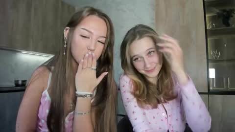 Lina online show from 10-19-25, 08:37