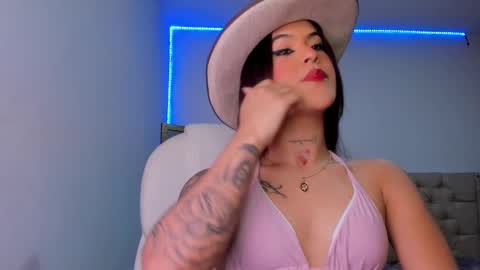 Snapshot of goddess_ariluz chatting on 12-16-24, 01:10 Ariluz online show from 12-16-24, 01:10