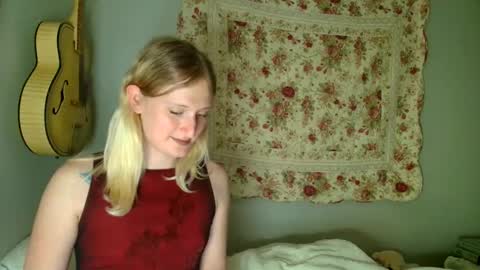 Snapshot of goddessalison chatting on 06-07-26, 01:43 goddessalison online show from 06-07-26, 01:43