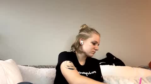 Snapshot of goddessfeyaa chatting on 12-11-24, 04:31 feyaa22 online show from 12-11-24, 04:31