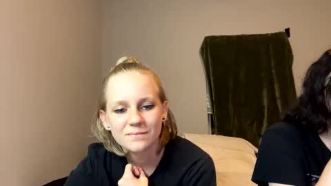 Snapshot of goddessfeyaa chatting on 12-19-24, 02:01 feyaa22 online show from 12-19-24, 02:01