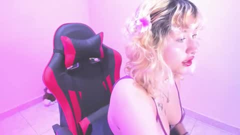 Snapshot of goldencurly_ chatting on 02-24-26, 12:25 goldencurly online show from 02-24-26, 12:25