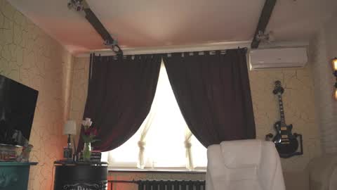 Snapshot of goldenmoore chatting on 05-08-26, 01:11 Anna online show from 05-08-26, 01:11