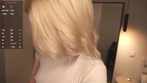 Snapshot of goldie_muss chatting on 10-20-25, 03:51 Molly online show from 10-20-25, 03:51