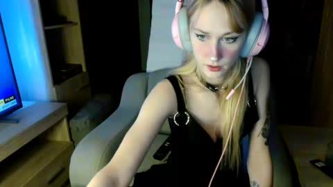 Snapshot of goldiehanny chatting on 02-21-25, 06:15 GoldieHanny online show from 02-21-25, 06:15