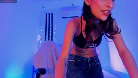 i am Jessi  I love animals and drawing I hope to get along with everyone. XOXO online show from 02-10-26, 08:24