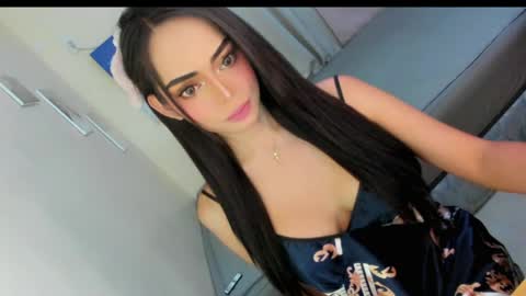 Snapshot of gorgeoustransgirl chatting on 04-05-26, 09:50 Emmy online show from 04-05-26, 09:50