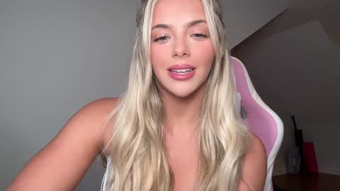 Snapshot of gracieparker chatting on 10-06-25, 01:25 Gracie online show from 10-06-25, 01:25