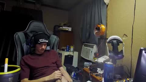 Snapshot of greenlungs8195 chatting on 10-21-25, 02:51 Greenlungs8195 online show from 10-21-25, 02:51