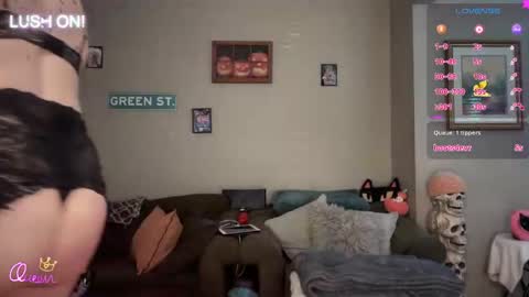Snapshot of greenxxxqueen chatting on 04-08-26, 10:32 SexQueen Nikki online show from 04-08-26, 10:32