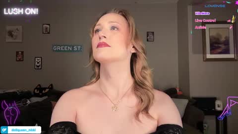 Snapshot of greenxxxqueen chatting on 05-12-26, 05:37 SexQueen Nikki online show from 05-12-26, 05:37