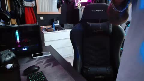 Snapshot of guayaco_ chatting on 11-17-25, 08:03 Guayaco online show from 11-17-25, 08:03