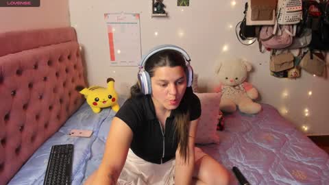 Snapshot of guinivere_blake chatting on 01-21-25, 03:48 Hello Im Julieta Im 25 years old welcome to my room have fun and be happy. online show from 01-21-25, 03:48