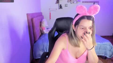 Snapshot of guinivere_blake chatting on 10-14-25, 01:28 Hello Im Julieta Im 25 years old welcome to my room have fun and be happy. online show from 10-14-25, 01:28