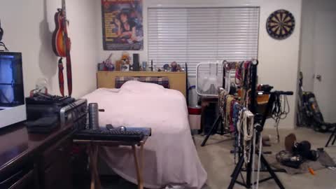 Snapshot of guitarsexgod chatting on 10-06-25, 07:17 Mario online show from 10-06-25, 07:17