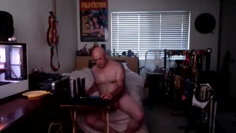 Snapshot of guitarsexgod chatting on 10-12-25, 12:42 Mario online show from 10-12-25, 12:42