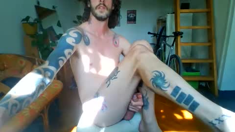 Snapshot of gustavsky chatting on 04-29-26, 01:04 Gustav online show from 04-29-26, 01:04