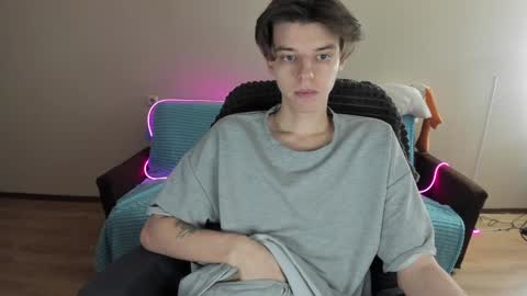 guy_liam1 online show from 12-04-24, 08:23