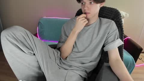 guy_liam1 online show from 02-01-25, 04:11